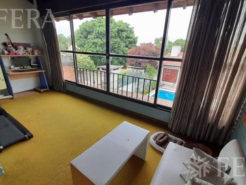 Venta casa 5 ambientes con cochera, galería, quincho y piscina en Castelar Sur