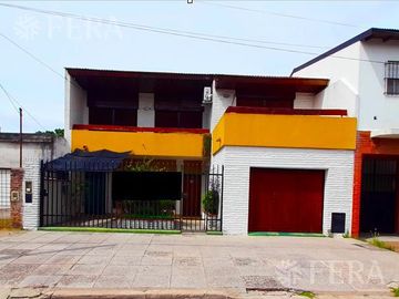 Venta casa 5 ambientes con cochera, galería, quincho y piscina en Castelar Sur