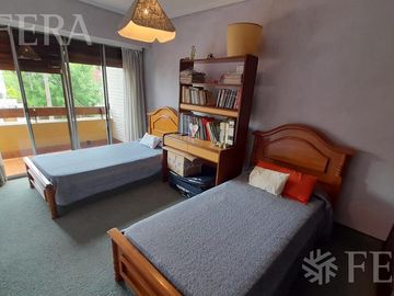 Venta casa 5 ambientes con cochera, galería, quincho y piscina en Castelar Sur