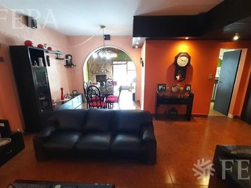 Venta casa 5 ambientes con cochera, galería, quincho y piscina en Castelar Sur