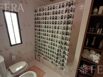 Venta casa 5 ambientes con cochera, galería, quincho y piscina en Castelar Sur