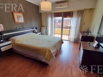Venta casa 5 ambientes con cochera, galería, quincho y piscina en Castelar Sur