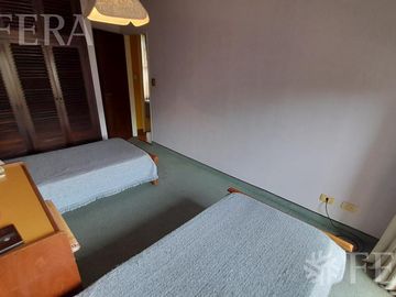 Venta casa 5 ambientes con cochera, galería, quincho y piscina en Castelar Sur