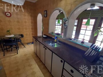 Venta casa 5 ambientes con cochera, galería, quincho y piscina en Castelar Sur