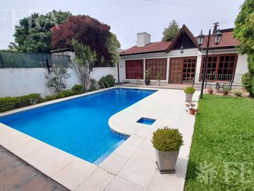 Venta casa 5 ambientes con cochera, galería, quincho y piscina en Castelar Sur
