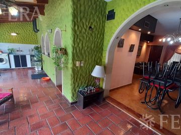 Venta casa 5 ambientes con cochera, galería, quincho y piscina en Castelar Sur