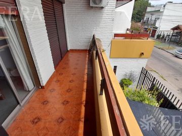 Venta casa 5 ambientes con cochera, galería, quincho y piscina en Castelar Sur