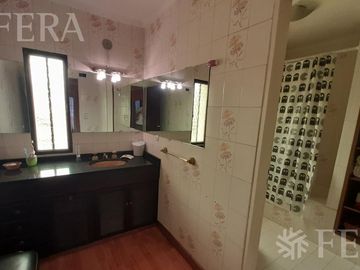 Venta casa 5 ambientes con cochera, galería, quincho y piscina en Castelar Sur