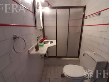 Venta casa 5 ambientes con cochera, galería, quincho y piscina en Castelar Sur