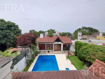Venta casa 5 ambientes con cochera, galería, quincho y piscina en Castelar Sur