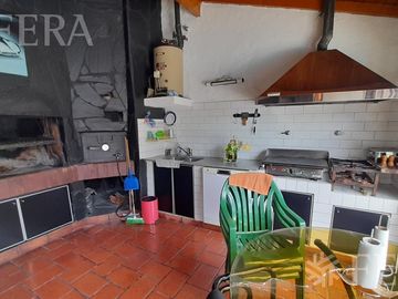 Venta casa 5 ambientes con cochera, galería, quincho y piscina en Castelar Sur