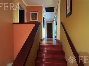Venta casa 5 ambientes con cochera, galería, quincho y piscina en Castelar Sur