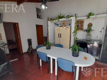 Venta casa 5 ambientes con cochera, galería, quincho y piscina en Castelar Sur