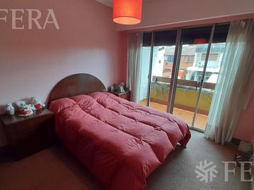 Venta casa 5 ambientes con cochera, galería, quincho y piscina en Castelar Sur
