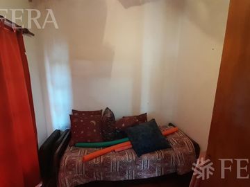 Venta casa 5 ambientes con cochera, galería, quincho y piscina en Castelar Sur