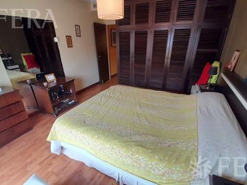 Venta casa 5 ambientes con cochera, galería, quincho y piscina en Castelar Sur