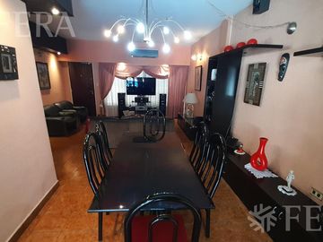 Venta casa 5 ambientes con cochera, galería, quincho y piscina en Castelar Sur