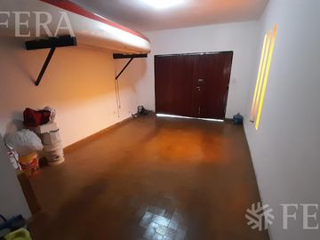 Venta casa 5 ambientes con cochera, galería, quincho y piscina en Castelar Sur