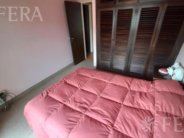 Venta casa 5 ambientes con cochera, galería, quincho y piscina en Castelar Sur