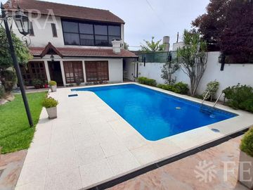 Venta casa 5 ambientes con cochera, galería, quincho y piscina en Castelar Sur