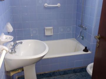 Departamento 3 ambientes piso alto. Olivos
