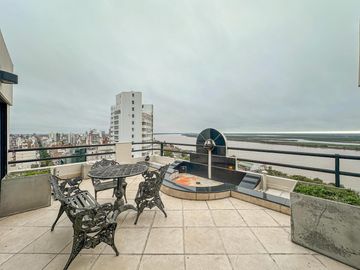 Departamento de 5 dormitorios con vista al río, 4 cocheras, quincho y terraza propia