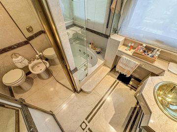 Departamento de 5 dormitorios con vista al río, 4 cocheras, quincho y terraza propia