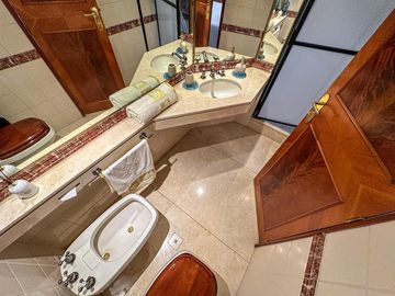 Departamento de 5 dormitorios con vista al río, 4 cocheras, quincho y terraza propia