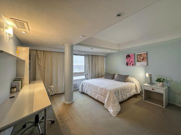 Departamento de 5 dormitorios con vista al río, 4 cocheras, quincho y terraza propia