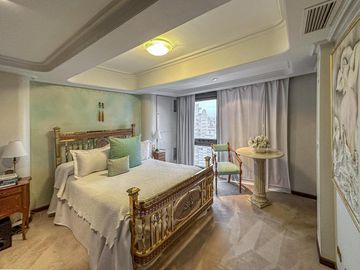 Departamento de 5 dormitorios con vista al río, 4 cocheras, quincho y terraza propia