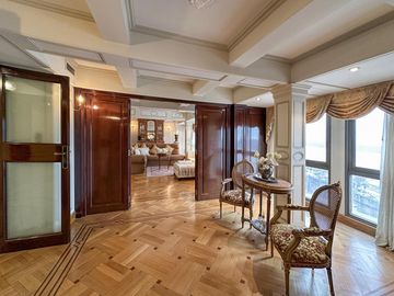 Departamento de 5 dormitorios con vista al río, 4 cocheras, quincho y terraza propia