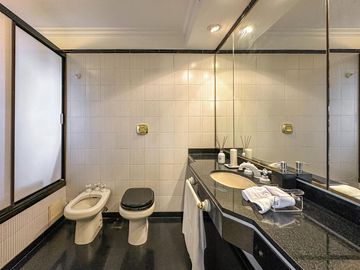 Departamento de 5 dormitorios con vista al río, 4 cocheras, quincho y terraza propia