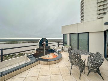 Departamento de 5 dormitorios con vista al río, 4 cocheras, quincho y terraza propia