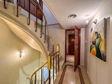 Departamento de 5 dormitorios con vista al río, 4 cocheras, quincho y terraza propia