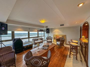Departamento de 5 dormitorios con vista al río, 4 cocheras, quincho y terraza propia