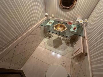 Departamento de 5 dormitorios con vista al río, 4 cocheras, quincho y terraza propia