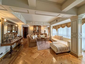Departamento de 5 dormitorios con vista al río, 4 cocheras, quincho y terraza propia