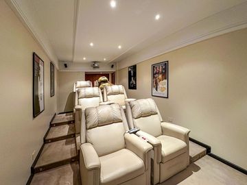 Departamento de 5 dormitorios con vista al río, 4 cocheras, quincho y terraza propia