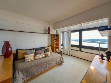 Departamento de 5 dormitorios con vista al río, 4 cocheras, quincho y terraza propia