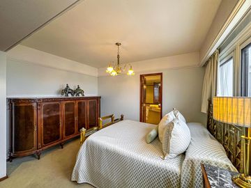 Departamento de 5 dormitorios con vista al río, 4 cocheras, quincho y terraza propia