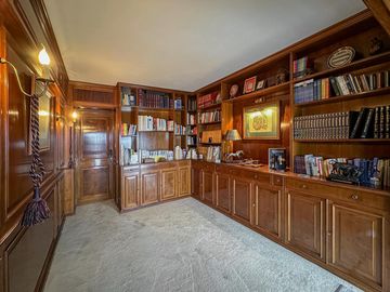 Departamento de 5 dormitorios con vista al río, 4 cocheras, quincho y terraza propia