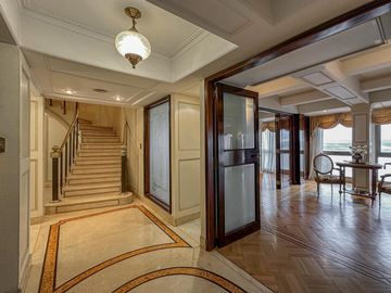 Departamento de 5 dormitorios con vista al río, 4 cocheras, quincho y terraza propia