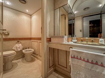 Departamento de 5 dormitorios con vista al río, 4 cocheras, quincho y terraza propia