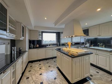 Departamento de 5 dormitorios con vista al río, 4 cocheras, quincho y terraza propia