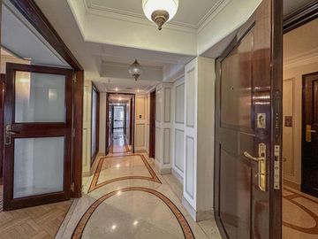 Departamento de 5 dormitorios con vista al río, 4 cocheras, quincho y terraza propia