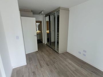 Departamento 2 dormitorios-comodín y patio-  Centro