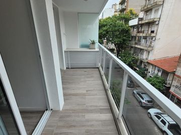 Departamento 2 dormitorios-comodín y patio-  Centro