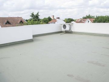 Casa de 4 ambientes con cochera y dependencia de servicio en venta en Beccar
