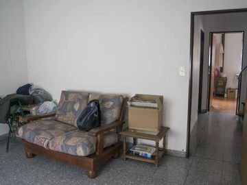 Casa de 4 ambientes con cochera y dependencia de servicio en venta en Beccar