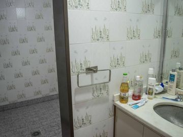 Casa de 4 ambientes con cochera y dependencia de servicio en venta en Beccar